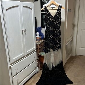 Black and Cream Floral Lace Sleeveless Gown - Symphony Size M
